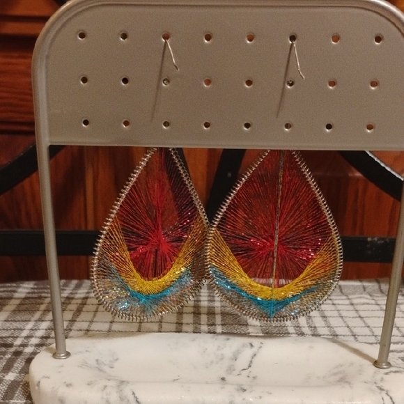 ✨ Bold Metallic Woven Teardrop Earrings ✨ - Picture 2 of 3